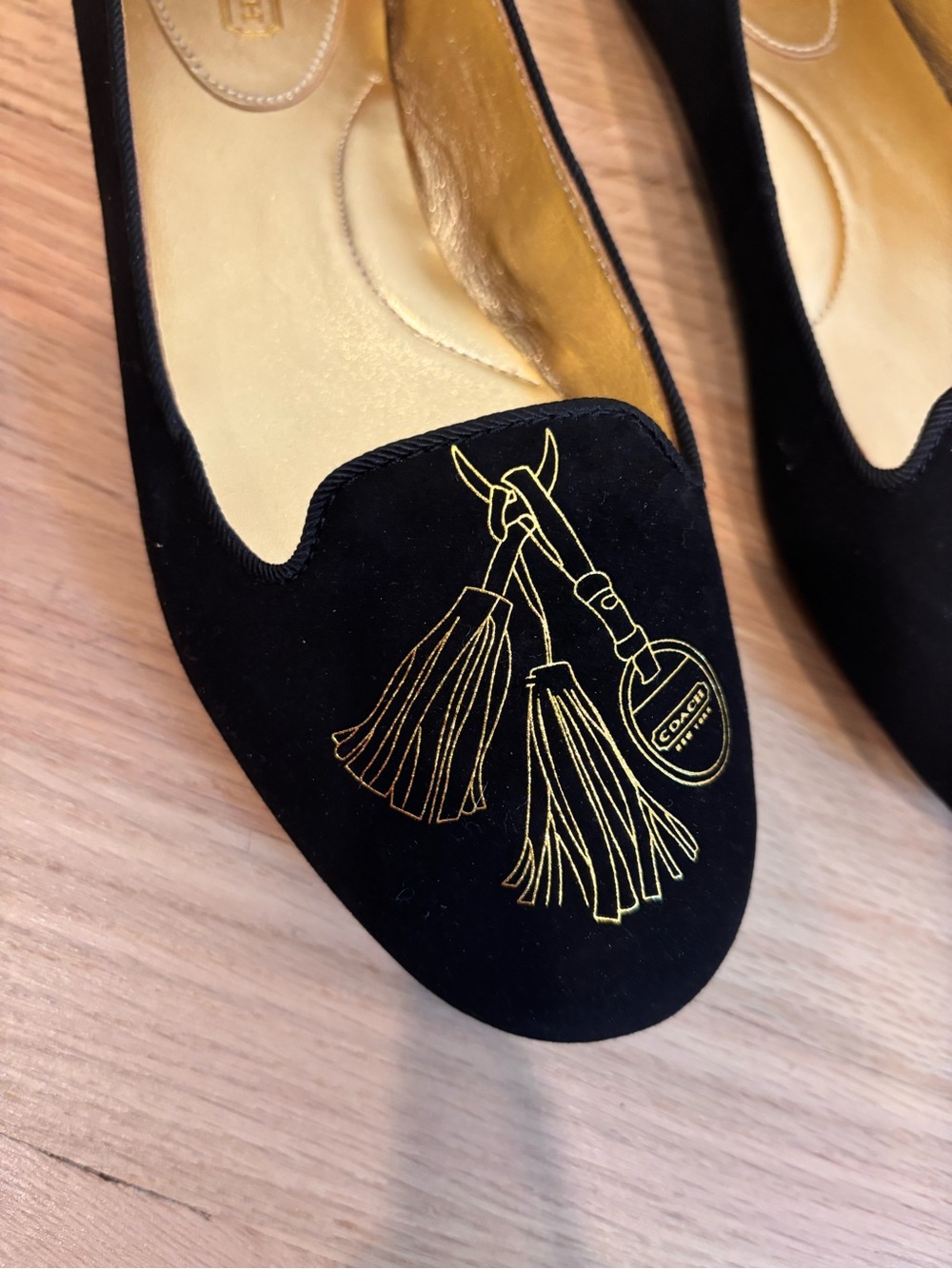 Coach black velvet smoking slippers with a gold-embroidered design size 8 NWOT - Picture 4 of 9